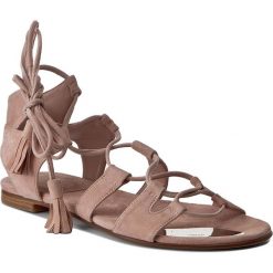 Sandały STUART WEITZMAN - Romanflat Rose Suede. Czerwone klapki damskie Stuart Weitzman, bez wzorów, ze skóry, bez obcasa, na obcasie, bez zapięcia. W wyprzedaży za 849.00 zł.
