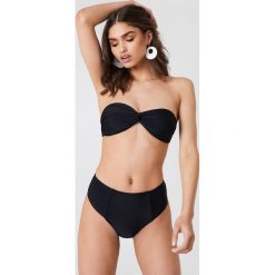 NA-KD Swimwear Góra bikini bandeau z detalem - Black. Bikini damskie marki NA-KD Swimwear. W wyprzedaży za 21.88 zł.