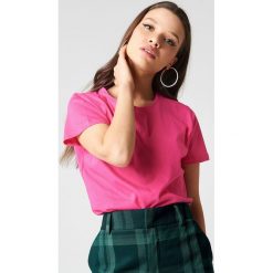 NA-KD Basic T-shirt basic - Pink. Różowe t-shirty damskie NA-KD Basic, z bawełny, z okrągłym kołnierzem. W wyprzedaży za 21.18 zł.