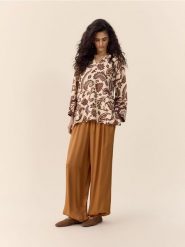 Spodnie joggery - brązowy. Brązowe spodnie materiałowe damskie Reserved, l, bez wzorów, z tkaniny. Za 199.99 zł.