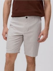 Szorty chino regular - jasnoszary. Szare spodnie materiałowe męskie Reserved, bez wzorów, z bawełny. Za 129.99 zł.