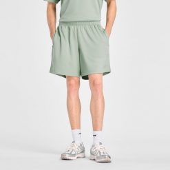 Spodenki męskie New Balance MB61V17CAAR – zielone. Zielone szorty męskie New Balance, l, bez wzorów, z materiału, klasyczne. Za 199.99 zł.