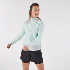 Kurtka do biegania w terenie wiatrówka damska Kiprun Run 900 Wind. Niebieskie kurtki sportowe damskie KIPRUN, l, bez wzorów, z materiału, bez kaptura, do biegania. Za 169.99 zł.
