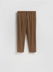 Spodnie chino regular fit - brązowy. Brązowe spodnie materiałowe męskie Reserved, bez wzorów, z tkaniny. Za 159.99 zł.