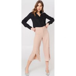 Rut&Circle Spodnie z rozcięciami Ofelia - Pink. Spodnie materiałowe damskie marki Rut&Circle. Za 161.95 zł.