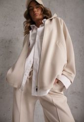 Jasnobeżowy Komplet Dresowy z Dzianiny z Wiskozą Bluza i Spodnie Wide Leg Nevelida. Brązowe bluzy damskie Renee, s, bez wzorów, z dresówki. Za 179.99 zł.