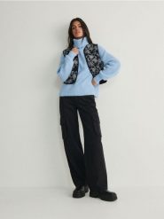 Sweter z golfem - jasnoniebieski. Niebieskie swetry damskie Reserved, l, bez wzorów, z dzianiny, bez kołnierzyka, bez ramiączek, bez kaptura. W wyprzedaży za 99.99 zł.