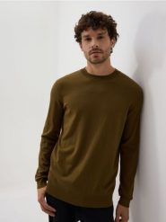 Wiskozowy sweter - oliwkowy. Zielone swetry przez głowę męskie Reserved, l, bez wzorów, z wiskozy, bez kołnierzyka. Za 119.99 zł.
