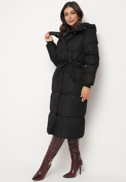 Czarna Długa Kurtka Pikowana z Kapturem i Wysokim Kołnierzem Wiązana w Talii Zevrira. Czarne kurtki damskie Born2be, na zimę, l, bez wzorów, z jeansu, z kapturem. Za 189.99 zł.