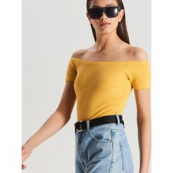Koszulka cold shoulder - Żółty. T-shirty damskie Cropp. W wyprzedaży za 19.99 zł.