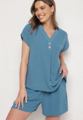 Niebieski Komplet z Wiskozą Bluzka Zdobiona Guzikami i Szorty Nitamea. Niebieskie bluzki damskie Born2be, l, z aplikacjami, z materiału, eleganckie, bez kołnierzyka, bez ramiączek. Za 69.99 zł.