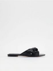 Klapki z imitacji skóry - czarny. Czarne klapki damskie Reserved, bez wzorów, ze skóry, klasyczne, bez obcasa. W wyprzedaży za 39.99 zł.