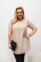 Beżowa tunika wizytowa Larise z eleganckiej koronki PLUS SIZE XXL OVERSIZE WIOSNA. Brązowe tuniki damskie Moda Size Plus Iwanek, plus size, bez wzorów, z elastanu, biznesowe, bez kołnierzyka, plus size, bez ramiączek. Za 199.90 zł.