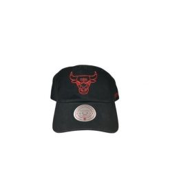 Zgaszona czapka z logo Chicago Bulls. Czarne czapki i kapelusze męskie Mitchell & Ness, bez wzorów, sportowe. Za 153.50 zł.