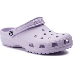 Klapki CROCS - Classic 10001 Lavender. Fioletowe klapki damskie Crocs, bez wzorów, z materiału, bez obcasa, bez zapięcia. W wyprzedaży za 139.00 zł.