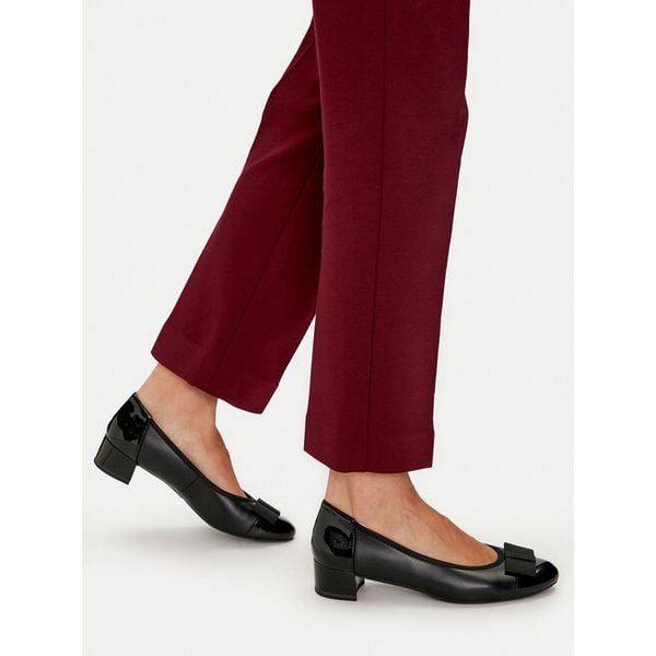 Czółenka Caprice. Czarne czółenka damskie Caprice, bez wzorów, bez obcasa, bez zapięcia. Za 165.99 zł.