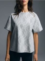 T-shirt z koronkową aplikacją - jasnoszary. Szare t-shirty damskie Reserved, l, z aplikacjami, z bawełny, bez kołnierzyka. Za 89.99 zł.