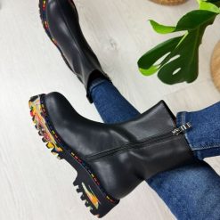Czarne skórzane botki damskie T.Sokolski Z25-84. Czarne botki damskie Sokolski, na jesień, z jeansu, klasyczne, z okrągłym noskiem, bez obcasa, bez zapięcia. Za 349.00 zł.