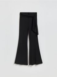 Spodnie z wiskozą - czarny. Czarne spodnie materiałowe damskie Reserved, l, bez wzorów, z dzianiny. Za 99.99 zł.