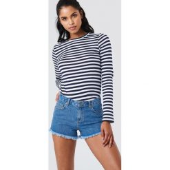 NA-KD Szorty jeansowe z postrzępionymi nogawkami - Blue. Niebieskie szorty damskie NA-KD, z denimu. W wyprzedaży za 70.98 zł.