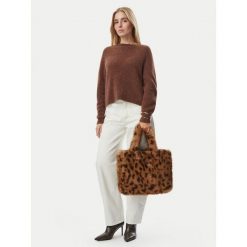 Torebka Guess. Brązowe torebki do ręki damskie Guess, z aplikacjami, klasyczne, bez dodatków. Za 394.99 zł.