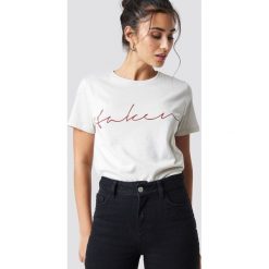 NA-KD Trend T-shirt basic Taken - Offwhite. Szare t-shirty damskie NA-KD Trend, z nadrukiem, z jersey, z okrągłym kołnierzem. Za 72.95 zł.