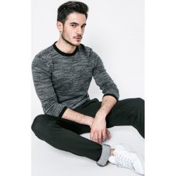 Jack & Jones - Sweter. Szare swetry przez głowę męskie Jack & Jones, z bawełny, z okrągłym kołnierzem. W wyprzedaży za 69.90 zł.