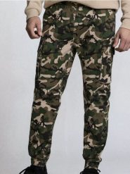 Spodnie jogger cargo ze wzorem moro - wielobarwny. Spodnie materiałowe męskie Sinsay, bez wzorów. Za 59.99 zł.