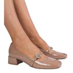 Brązowe eleganckie czółenka zdobione cyrkoniami. Brązowe czółenka damskie z aplikacjami, z lakierowanej skóry, eleganckie, bez obcasa, na obcasie, bez zapięcia. Za 123.24 zł.