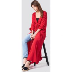NA-KD Boho Sukienka z wiązanym rękawem - Red. Sukienki damskie marki NA-KD Boho. Za 80.95 zł.