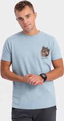 Ombre T-shirt męski bawełniany z nadrukiem na klatce piersiowej - jasnoniebieski V2 OM-TSPT-0167 L. Niebieskie t-shirty męskie Ombre, l, bez wzorów, z bawełny, bez kołnierzyka. Za 29.99 zł.