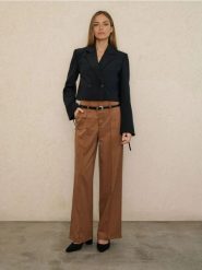 Eleganckie spodnie wide leg z paskiem - brązowy. Brązowe spodnie materiałowe damskie Sinsay, l, bez wzorów. Za 59.99 zł.