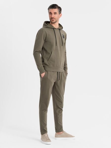 Męski komplet dresowy bluza z kapturem + spodnie dresowe - oliwkowy V4 - Rozmiar: M. Zielone bluzy męskie Ombre Clothing, m, bez wzorów, z bawełny, z kapturem. Za 399.99 zł.