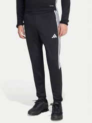 Adidas Spodnie dresowe Tiro 25 Essentials Training KG0809 Czarny Regular Fit. Czarne spodnie sportowe męskie Adidas, l, bez wzorów, z dresówki, do piłki nożnej. Za 199.99 zł.