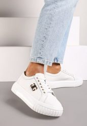 Białe Skórzane Sneakersy na Tłoczonej Podeszwie Ozdobione Metalową Aplikacją Everinda. Białe obuwie sportowe damskie Born2be, z aplikacjami, z jeansu. Za 179.99 zł.