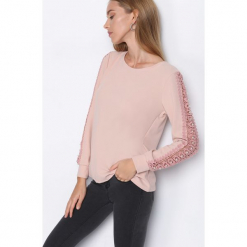 Różowa Bluzka Lace Strap. Czerwone bluzki damskie Born2be, w koronkowe wzory, z koronki, z dekoltem na plecach, z długim rękawem. Za 59.99 zł.