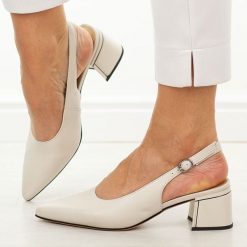 Skórzane Wt czółenka damskie Cambell 98335. Białe czółenka damskie Cambell, bez wzorów, ze skóry, biznesowe, bez obcasa, na obcasie, bez zapięcia. Za 239.00 zł.