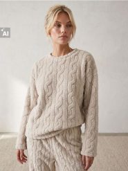 Polarowa góra od piżamy z tłoczonym wzorem warkoczowym - kremowy. Białe piżamy damskie Sinsay, l, bez wzorów, z polaru, bez ramiączek. Za 45.99 zł.