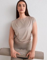 Damska koszulka lekka odprowadzająca wilgoć Luminous Draped Short Sleeve beżowa. Brązowe t-shirty damskie Aim'n, s, bez wzorów, z dzianiny, eleganckie, bez kołnierzyka. Za 212.00 zł.