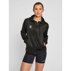 Bluza damska z kapturem Hummel Core XK Poly. Czarne bluzy damskie Hummel, na wiosnę, s, bez wzorów, z materiału, z kapturem. Za 207.50 zł.