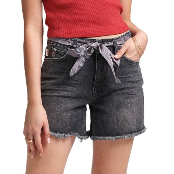 Spodenki turystyczne damskie Superdry Vintage Mid Rise Slim. Czarne szorty sportowe damskie Superdry., xs, bez wzorów, z bawełny, sportowe, trekkingowe. Za 122.00 zł.