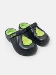 Klapki z kożuszkiem Grinch - czarny. Czarne klapki męskie Sinsay. Za 39.99 zł.