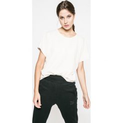 Puma - Top. Szare topy damskie Puma, z bawełny, z okrągłym kołnierzem, z krótkim rękawem. W wyprzedaży za 59.90 zł.