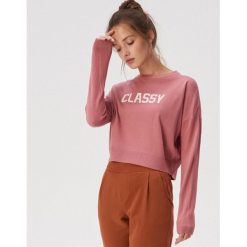 Krótki sweter z hasłem - Różowy. Czerwone swetry damskie Sinsay, l, bez wzorów, bez kołnierzyka, bez ramiączek, krótkie, bez kaptura. Za 49.99 zł.