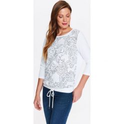 BLUZA NIEROZPINANA DAMSKA, Z BŁYSZCZĄCYM, KWIATOWYM NADRUKIEM Z PRZODU. Białe bluzy damskie TOP SECRET, na lato, bez wzorów, bez kaptura. W wyprzedaży za 29.99 zł.