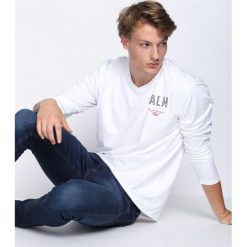 Biała Koszulka Hard To Do. Białe bluzki z długim rękawem męskie Born2be. Za 39.99 zł.