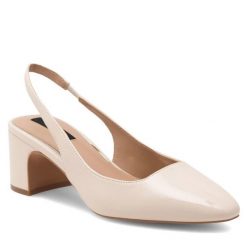 Sandały Nine West. Białe klapki damskie Nine West, bez wzorów, bez obcasa, na słupku, bez zapięcia. Za 124.99 zł.