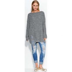 Grafitowy Sweter Luźny Długi w Łódkę. Szare swetry damskie Molly.pl, uniwersalny, w ażurowe wzory, z materiału, bez kołnierzyka, bez ramiączek, długie, bez kaptura. Za 108.90 zł.