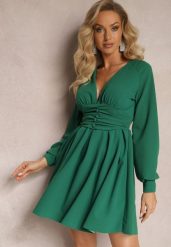 Zielona Sukienka Mini z Trójkątnym Dekoltem i Marszczoną Talią Ozdobiona Guzikami Bulwina. Zielone sukienki damskie Renee, l, bez wzorów, eleganckie, bez kołnierzyka, bez ramiączek, mini, kopertowe. Za 129.99 zł.