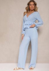 Niebieski Komplet z Tłoczeniami Bluzka z Falbaną i Szerokie Spodnie Kilinne. Niebieskie bluzki damskie Renee, uniwersalny, bez wzorów, z materiału, eleganckie, bez kołnierzyka, bez ramiączek. Za 139.99 zł.